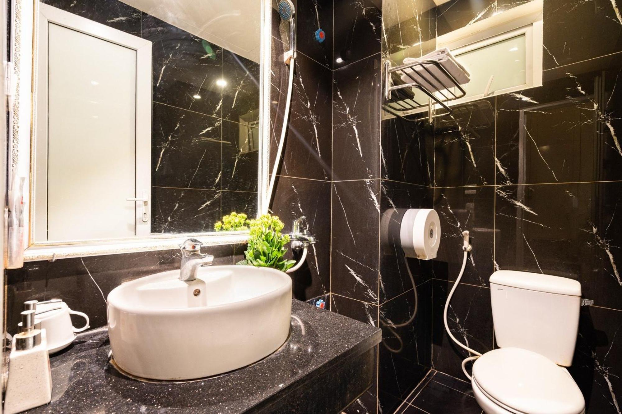 Kieu Anh Hotel - 81 Trung Kinh - By Bay Luxury 하노이 외부 사진